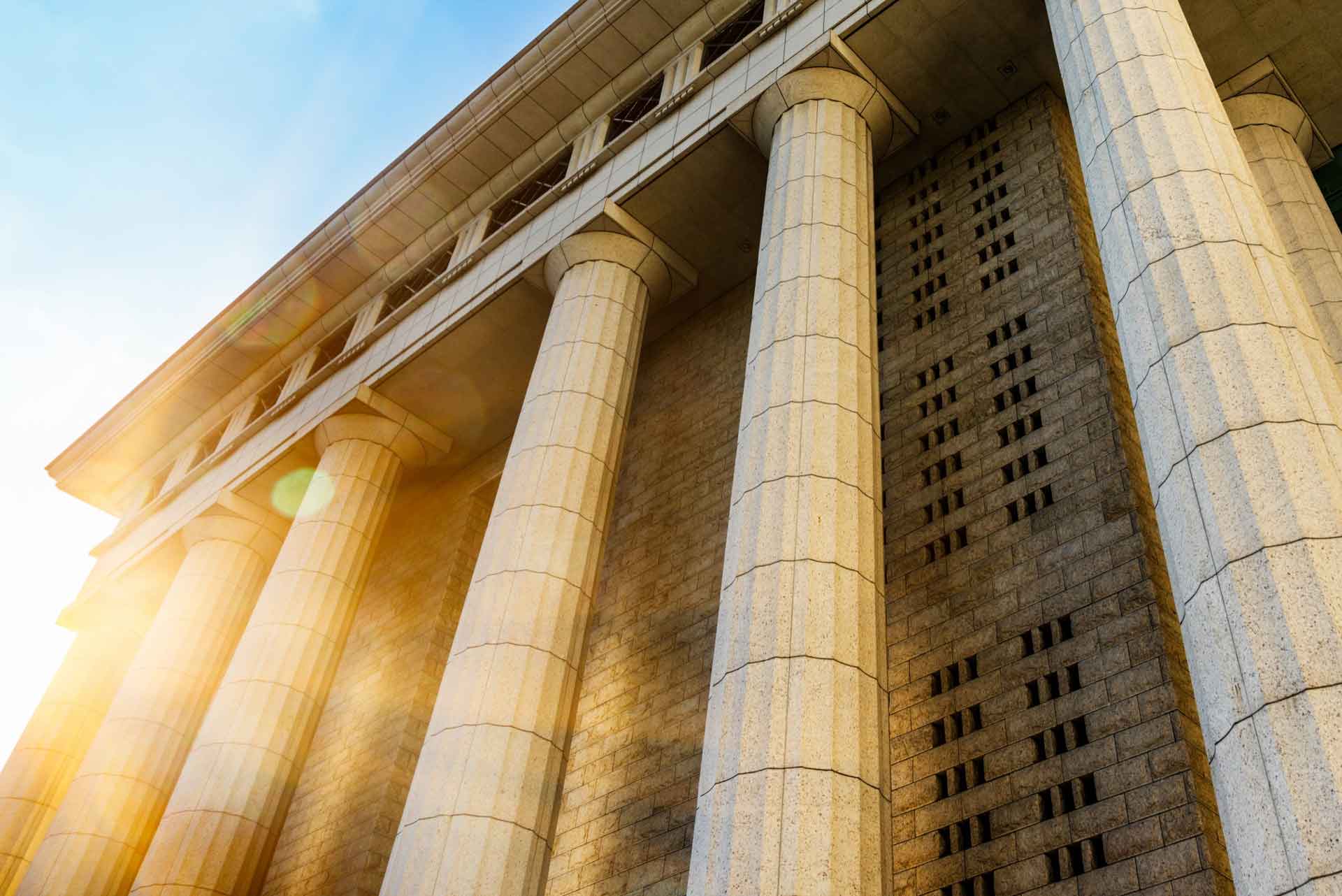 Colunas de um edifício do judiciário ao amanhecer